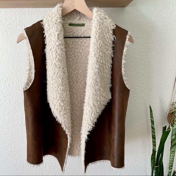 Velvet vegan leather sherpa lined vest - Picture 6 of 9